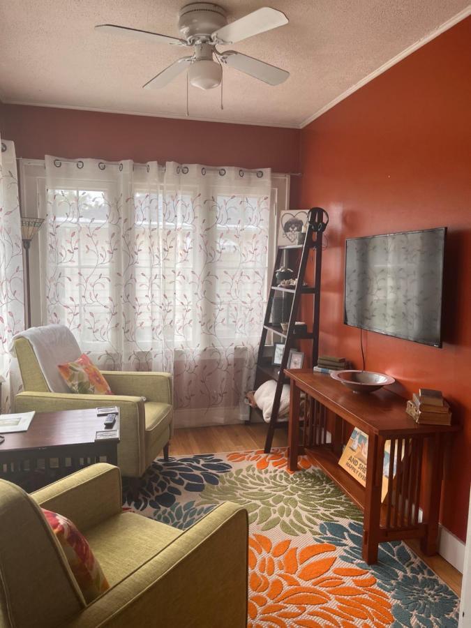 グランドラピッズ Cozy Cape Codヴィラ エクステリア 写真